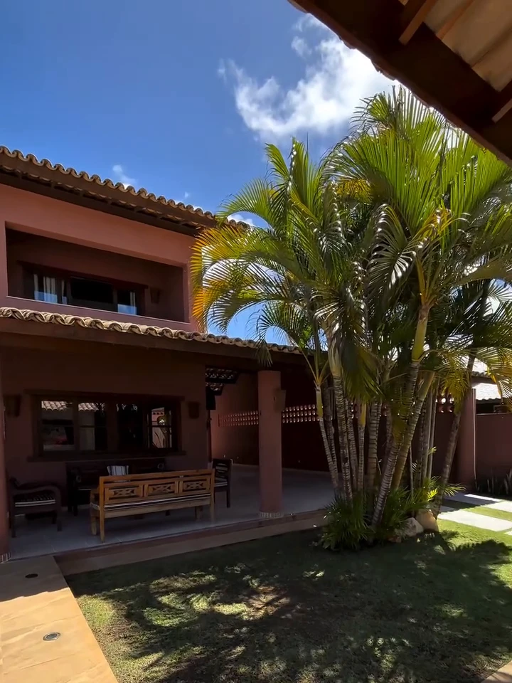 Fachada frontal com varanda em madeira de lei da Casa na Praia da Espera