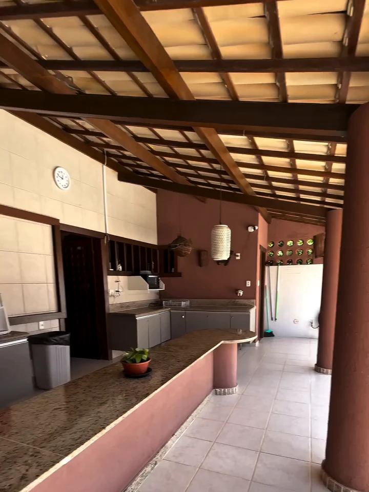 Varanda gourmet ampla com bancada em granito da Casa na Praia da Espera
