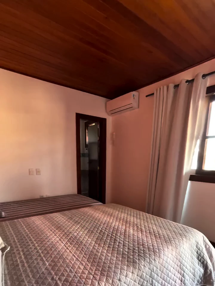 Suíte master com forro em madeira nobre da Casa na Praia da Espera