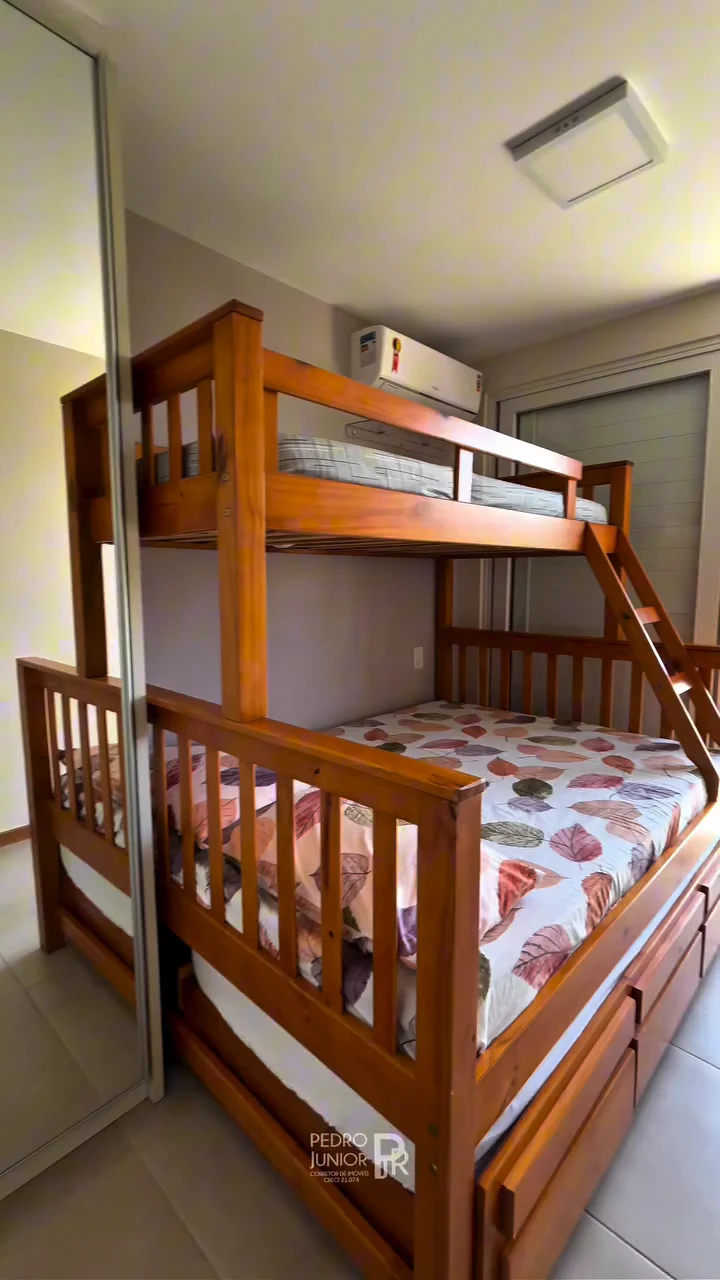 Suíte com beliche em madeira maciça e armário espelhado do Apartamento Duplex