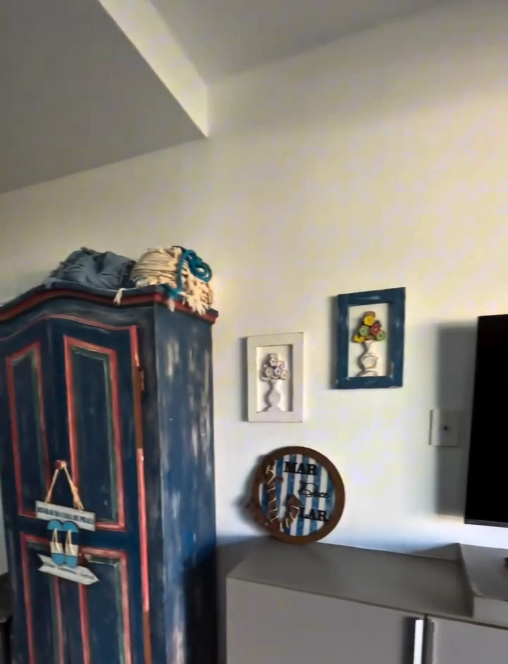 Quarto mobiliado com cama de casal, beliche sob medida e cortinas