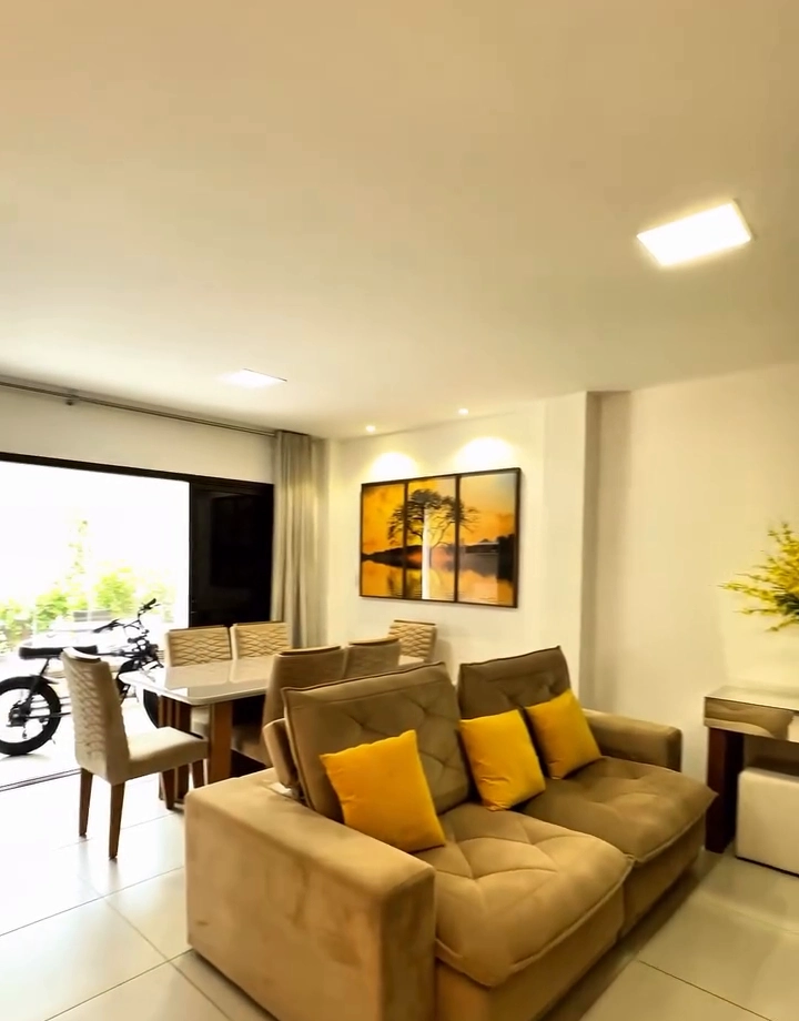 Living e sala de jantar amplos e integrados com portas de vidro para a varanda e garden privativo no Iberostar